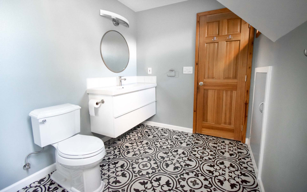 Idées déco pour une salle de bain classique de taille moyenne pour enfant avec un placard à porte plane, des portes de placard blanches, une baignoire en alcôve, un combiné douche/baignoire, WC séparés, un carrelage blanc, un carrelage métro, un mur gris, un sol en carrelage de céramique, un lavabo encastré, un plan de toilette en quartz modifié, un sol blanc, une cabine de douche à porte battante, un plan de toilette blanc, une niche, meuble simple vasque et meuble-lavabo suspendu.