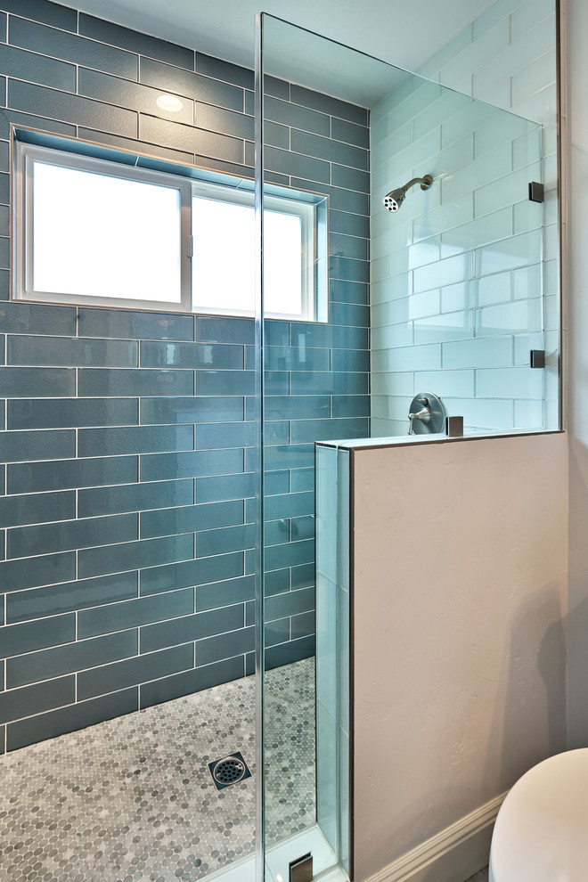Idéer för att renovera ett mellanstort vintage badrum, med skåp i shakerstil, vita skåp, en öppen dusch, en toalettstol med hel cisternkåpa, blå kakel, glaskakel, grå väggar, klinkergolv i porslin, ett undermonterad handfat och bänkskiva i kvarts