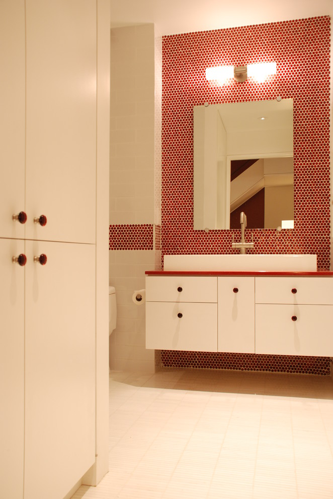 Modelo de cuarto de baño rectangular moderno con lavabo de seno grande, armarios con paneles lisos, puertas de armario blancas, baldosas y/o azulejos rojos y baldosas y/o azulejos en mosaico