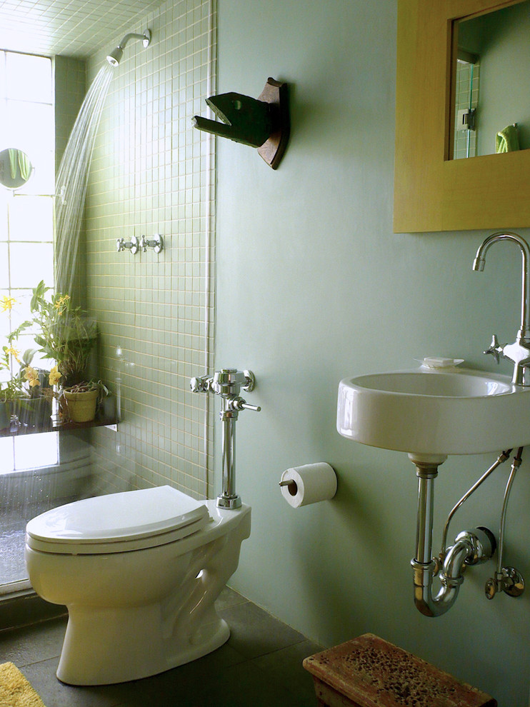 Kleines Stilmix Duschbad mit Wandwaschbecken, grünen Fliesen, Keramikfliesen, grüner Wandfarbe und Schieferboden in San Francisco