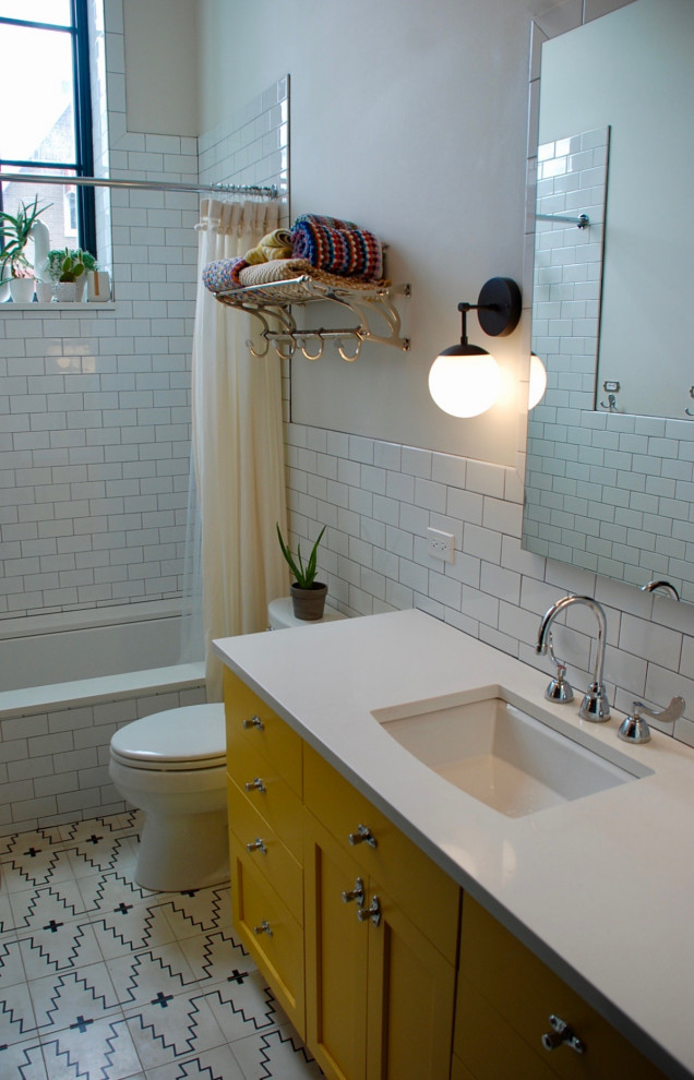 Свежая идея для дизайна: детская ванная комната в стиле лофт с плоскими фасадами, желтыми фасадами, полновстраиваемой ванной, унитазом-моноблоком, белой плиткой, керамической плиткой, белыми стенами, полом из керамической плитки, врезной раковиной, столешницей из искусственного камня, белым полом, душем с распашными дверями и белой столешницей - отличное фото интерьера