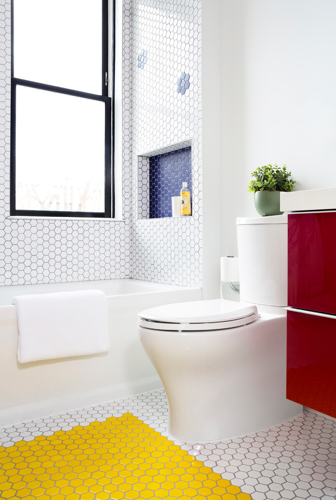 На фото: ванная комната среднего размера в современном стиле с плоскими фасадами, красными фасадами, ванной в нише, душем над ванной, раздельным унитазом, белой плиткой, плиткой мозаикой, белыми стенами, полом из мозаичной плитки, желтым полом, душевой кабиной, врезной раковиной, столешницей из искусственного кварца и открытым душем с