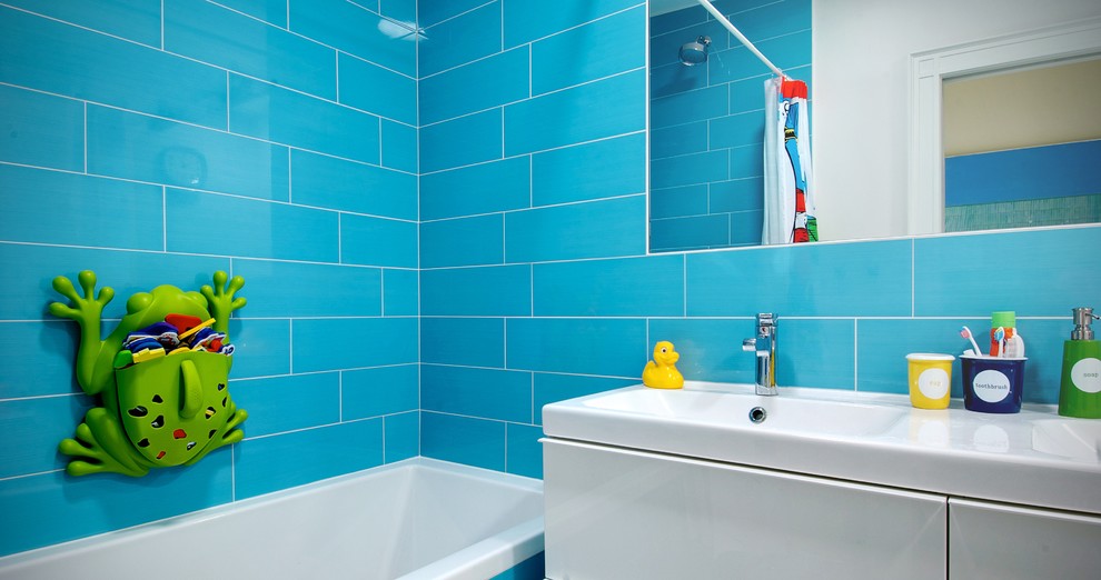 Mittelgroßes Modernes Kinderbad mit flächenbündigen Schrankfronten, weißen Schränken, Badewanne in Nische, blauen Fliesen, blauer Wandfarbe, Unterbauwaschbecken und weißer Waschtischplatte in Toronto