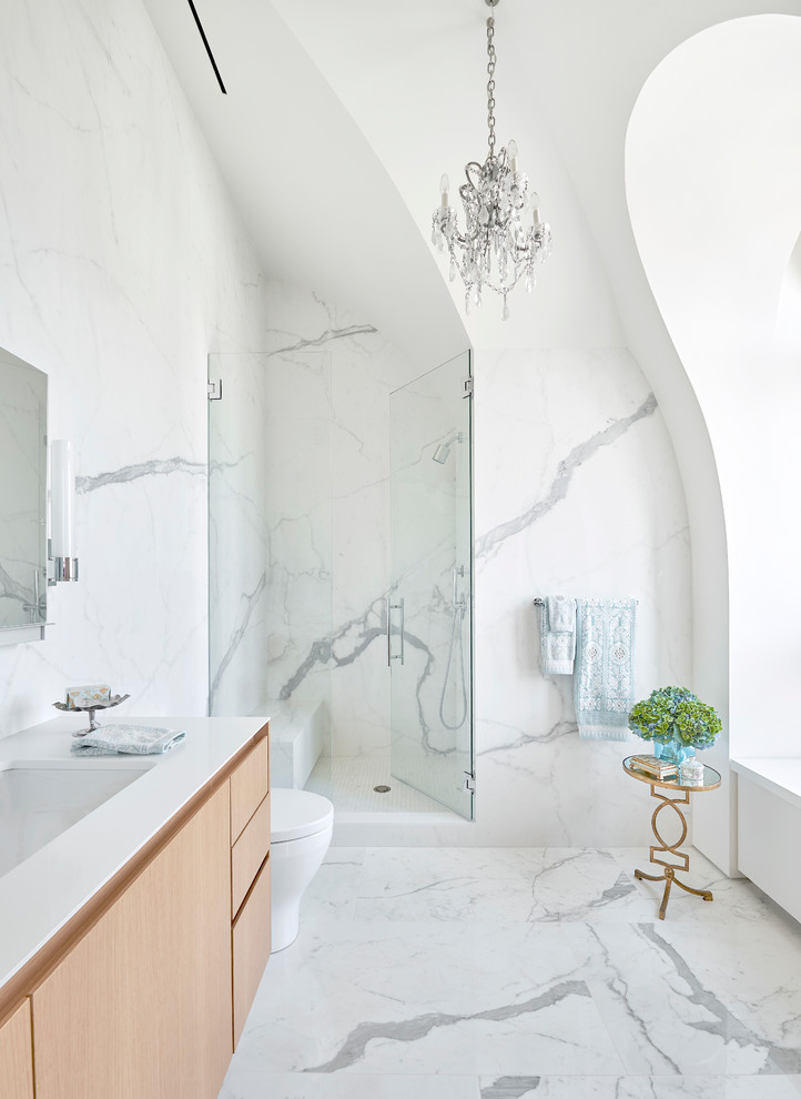 Idéer för ett stort modernt vit badrum, med släta luckor, skåp i ljust trä, vit kakel, ett undermonterad handfat, bänkskiva i akrylsten, vitt golv, dusch med gångjärnsdörr, en dusch i en alkov och vita väggar