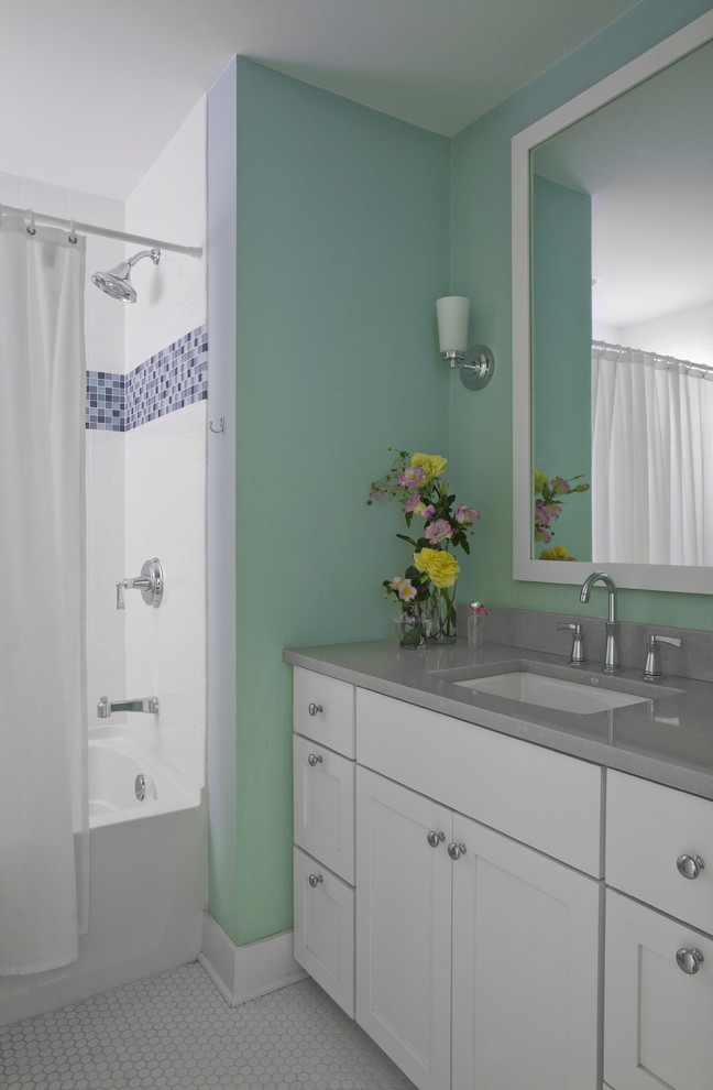 Idéer för att renovera ett mellanstort vintage grå grått badrum för barn, med skåp i shakerstil, vita skåp, ett badkar i en alkov, en dusch/badkar-kombination, en toalettstol med separat cisternkåpa, vit kakel, keramikplattor, blå väggar, mosaikgolv, ett undermonterad handfat, bänkskiva i kvarts, vitt golv och dusch med duschdraperi