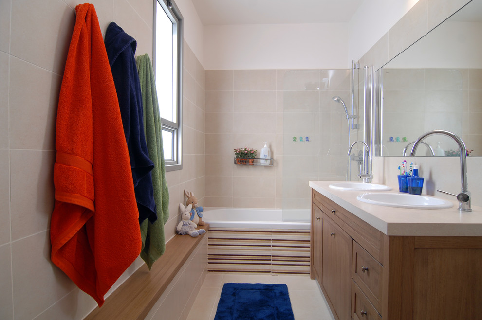 Стильный дизайн: узкая и длинная детская ванная комната в современном стиле с накладной раковиной - последний тренд