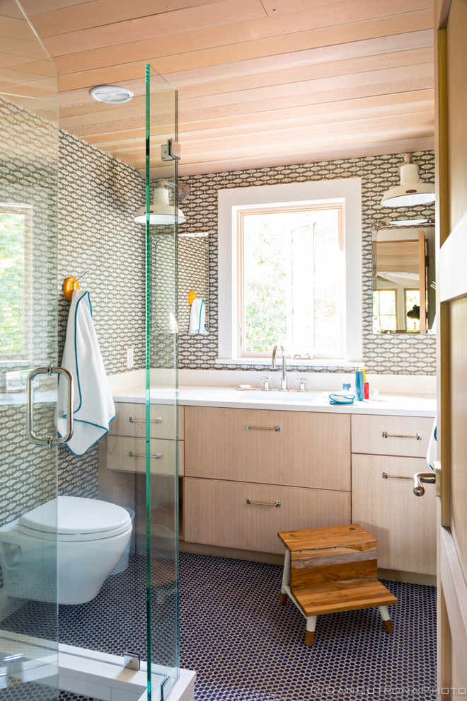 На фото: главная ванная комната среднего размера в современном стиле с плоскими фасадами, светлыми деревянными фасадами, душем в нише, инсталляцией, серыми стенами, врезной раковиной и столешницей из искусственного кварца
