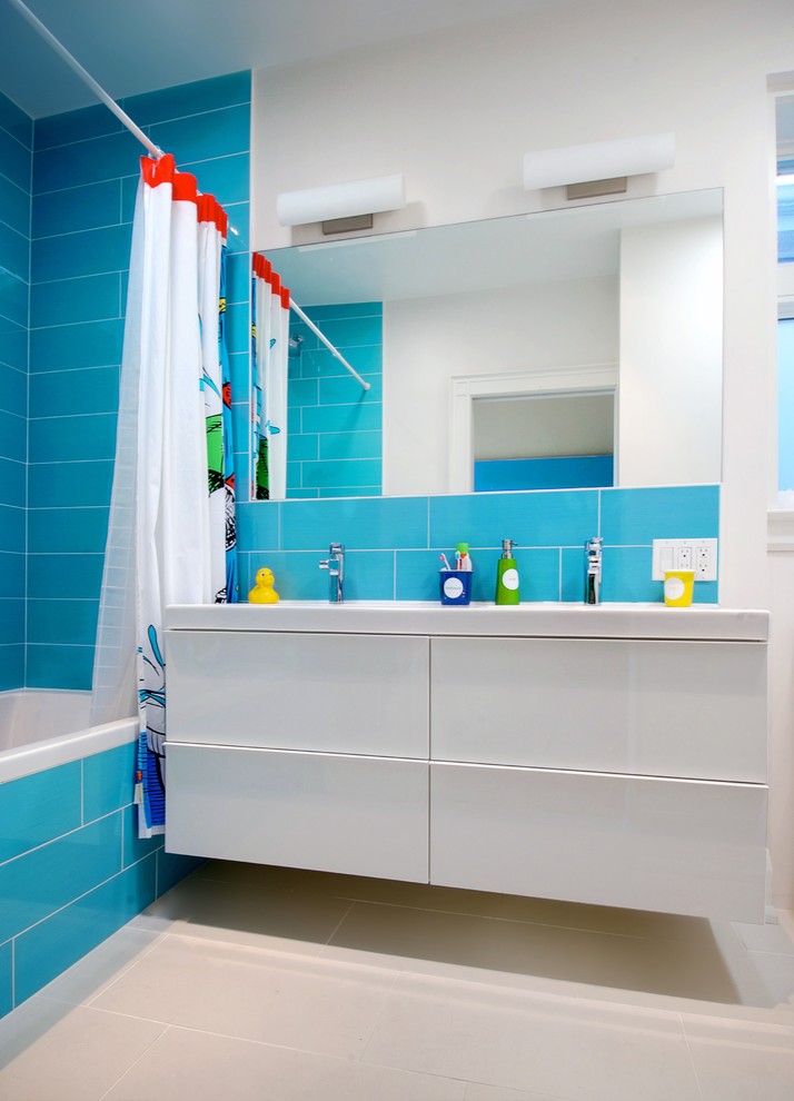Inspiration för ett mellanstort funkis vit vitt badrum för barn, med släta luckor, vita skåp, ett badkar i en alkov, blå kakel, blå väggar och ett undermonterad handfat