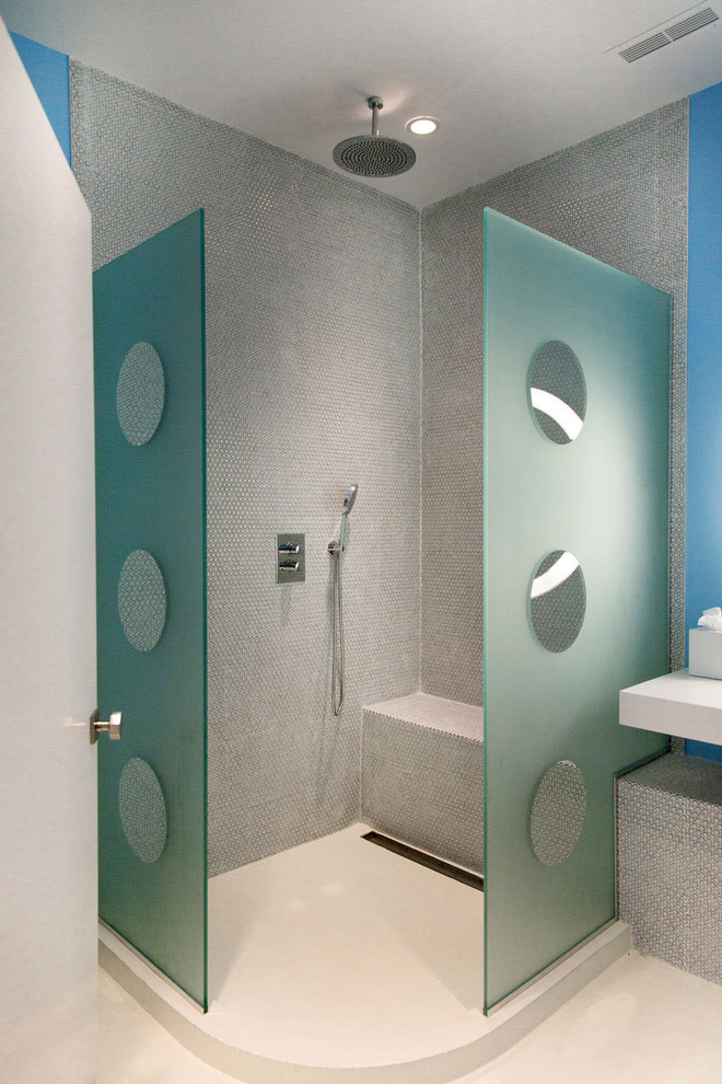 Exempel på ett mellanstort modernt badrum för barn, med en hörndusch, blå kakel, glaskakel, blå väggar, ett integrerad handfat, vitt golv, med dusch som är öppen och en toalettstol med hel cisternkåpa