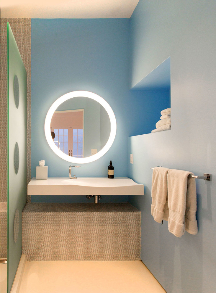 Идея дизайна: детская ванная комната среднего размера в стиле модернизм с угловым душем, синей плиткой, стеклянной плиткой, монолитной раковиной, открытым душем и унитазом-моноблоком