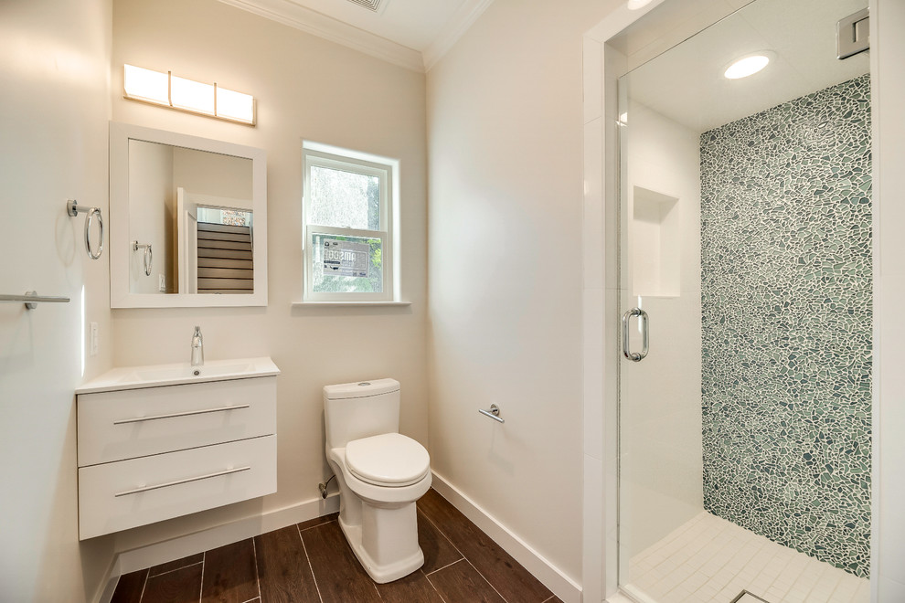 Idéer för att renovera ett mellanstort vintage vit vitt badrum, med släta luckor, vita skåp, en dusch i en alkov, en toalettstol med hel cisternkåpa, flerfärgad kakel, glaskakel, grå väggar, klinkergolv i porslin, ett integrerad handfat, bänkskiva i kvarts, brunt golv och dusch med gångjärnsdörr