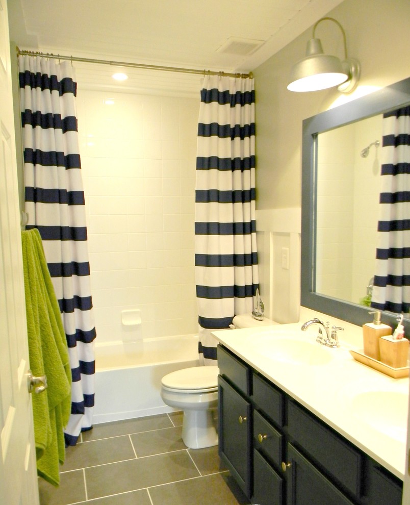 Idées déco pour une salle de bain classique avec une cabine de douche avec un rideau.