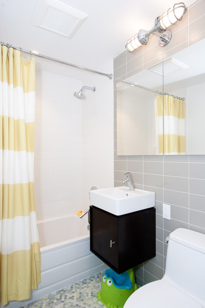 Idées déco pour une salle de bain grise et jaune rétro pour enfant avec une vasque.