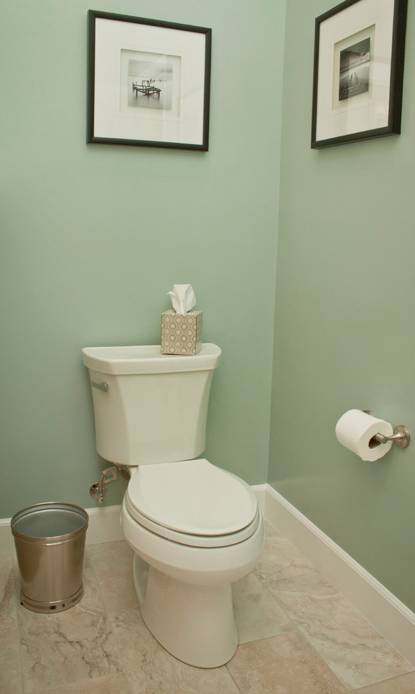 Aménagement d'un petit WC et toilettes bord de mer en bois brun avec un placard à porte shaker, WC à poser, un carrelage blanc, un mur bleu, un sol en travertin, un lavabo encastré, un plan de toilette en quartz modifié et un sol beige.