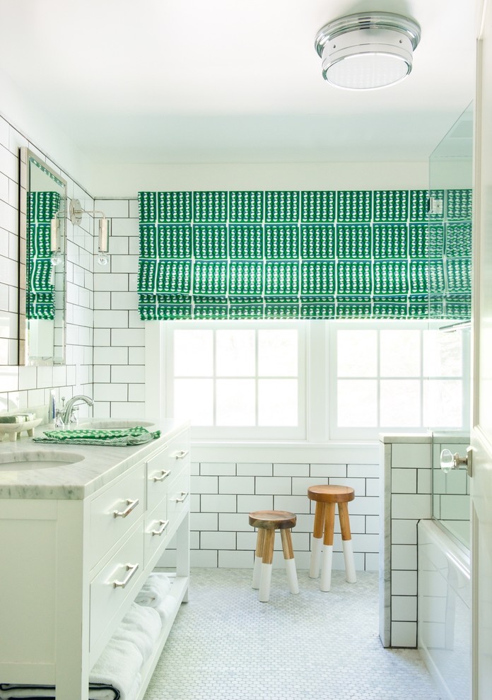 Diseño de cuarto de baño tradicional renovado con armarios con paneles lisos, puertas de armario blancas, paredes blancas, suelo con mosaicos de baldosas y lavabo bajoencimera