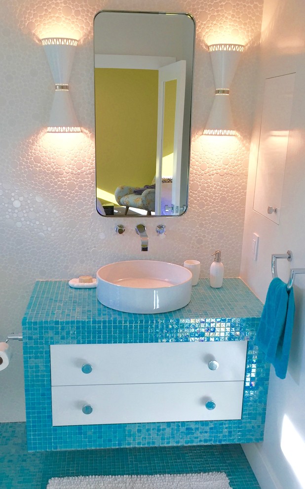 Идея дизайна: детская ванная комната среднего размера в стиле ретро с плоскими фасадами, белыми фасадами, синей плиткой, стеклянной плиткой, белыми стенами, полом из мозаичной плитки, настольной раковиной, столешницей из плитки, ванной в нише, душем над ванной, унитазом-моноблоком, синим полом и душем с раздвижными дверями