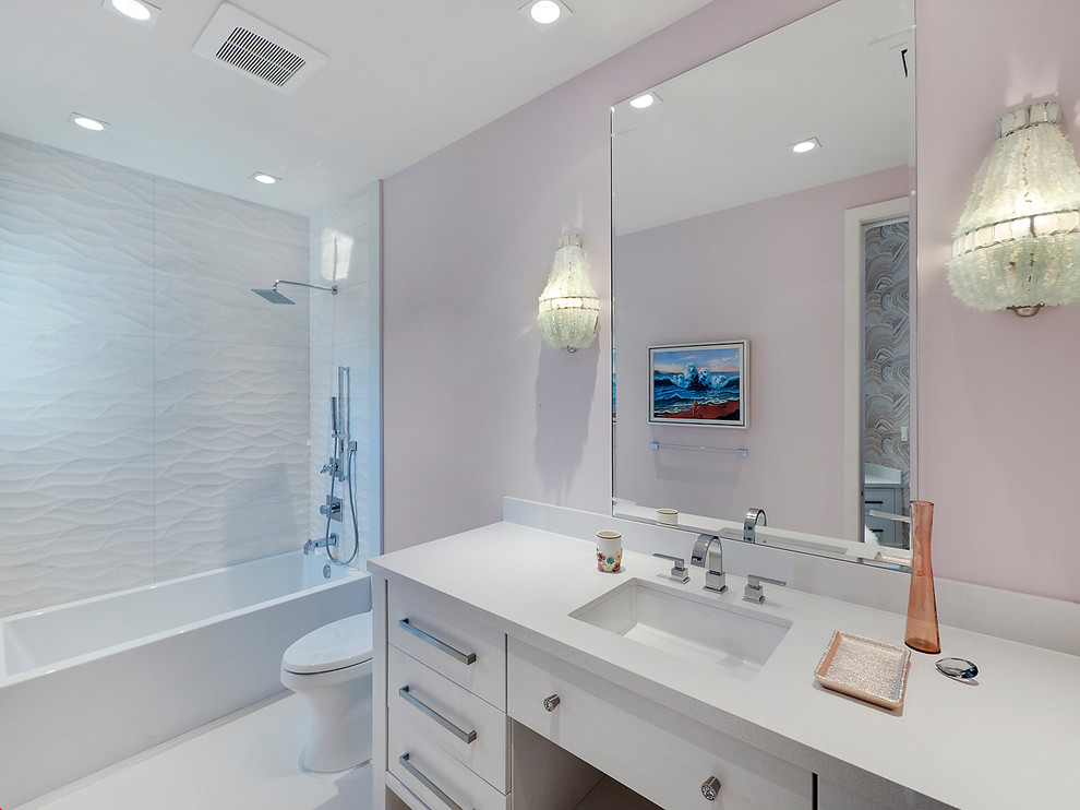 Diseño de cuarto de baño infantil moderno de tamaño medio con combinación de ducha y bañera, sanitario de una pieza, paredes rosas, lavabo bajoencimera, suelo blanco, ducha abierta y encimeras blancas