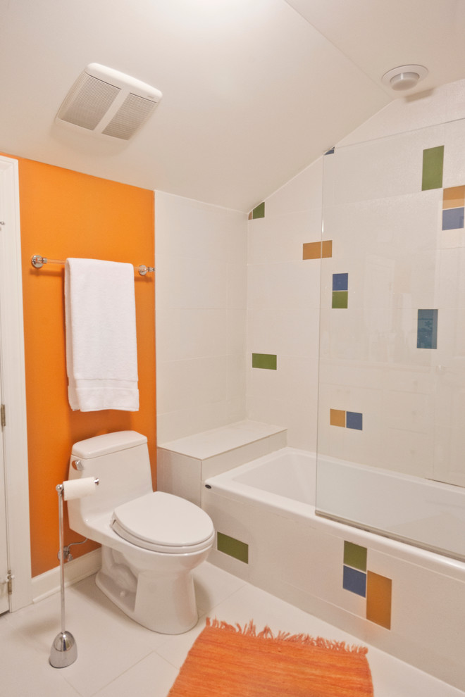 Inredning av ett modernt mellanstort badrum för barn, med ett badkar i en alkov, en toalettstol med hel cisternkåpa, flerfärgad kakel, orange väggar, en dusch i en alkov, tunnelbanekakel, klinkergolv i porslin, vitt golv och med dusch som är öppen