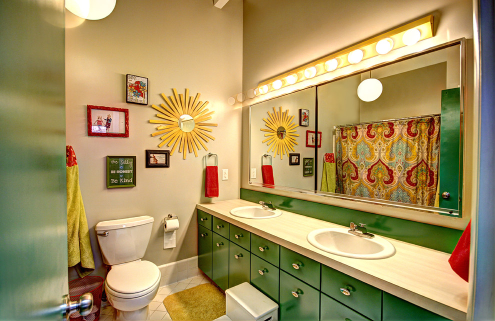 Inspiration för 50 tals badrum, med ett nedsänkt handfat, släta luckor, gröna skåp och en toalettstol med separat cisternkåpa