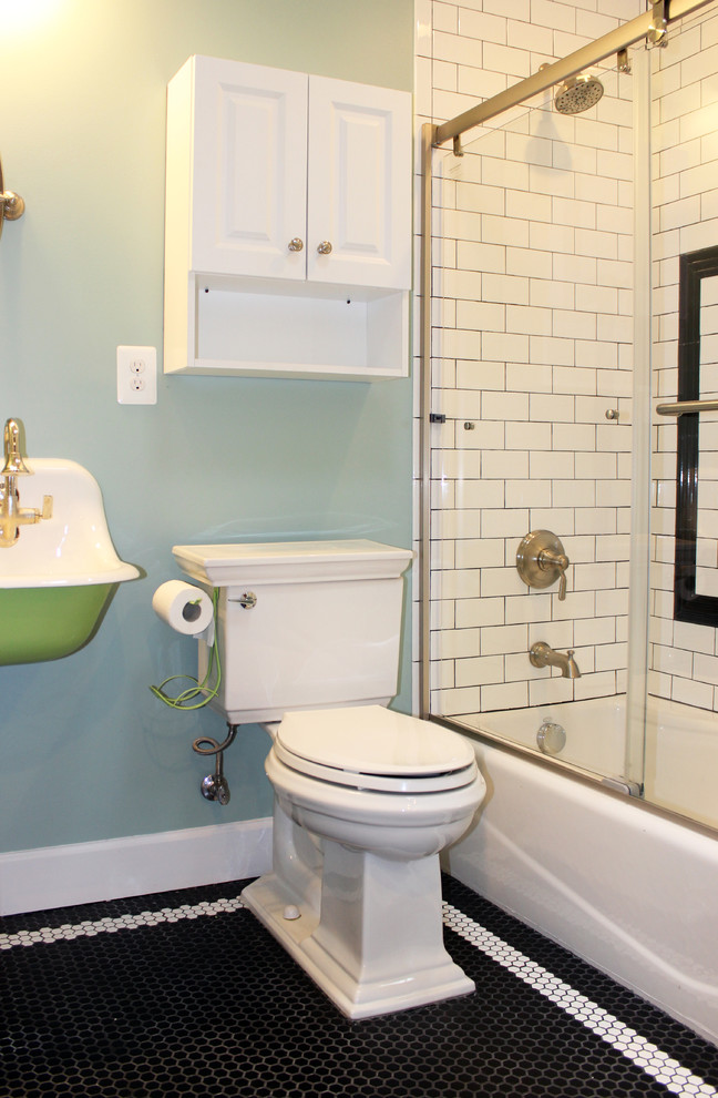 Idéer för mellanstora funkis badrum med dusch, med luckor med upphöjd panel, vita skåp, ett badkar i en alkov, en dusch/badkar-kombination, en toalettstol med separat cisternkåpa, svart och vit kakel, tunnelbanekakel, blå väggar, klinkergolv i porslin, ett väggmonterat handfat, svart golv och dusch med skjutdörr
