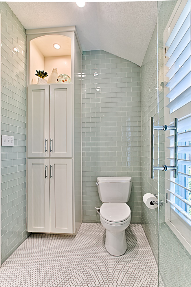 Immagine di una stanza da bagno per bambini design di medie dimensioni con ante in stile shaker, ante bianche, doccia alcova, piastrelle verdi, piastrelle di vetro, pavimento con piastrelle a mosaico, lavabo sottopiano e top in quarzo composito