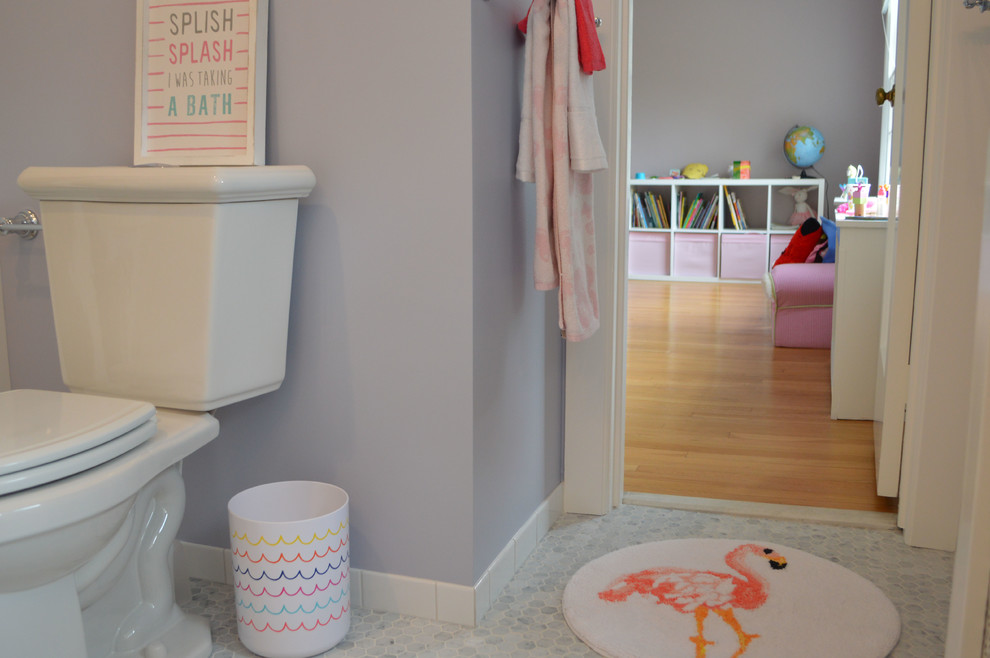 На фото: маленькая детская ванная комната в стиле шебби-шик с фасадами островного типа, белыми фасадами, угловым душем, раздельным унитазом, белой плиткой, плиткой кабанчик, синими стенами, мраморным полом, врезной раковиной, столешницей из искусственного кварца, серым полом и душем с распашными дверями для на участке и в саду с