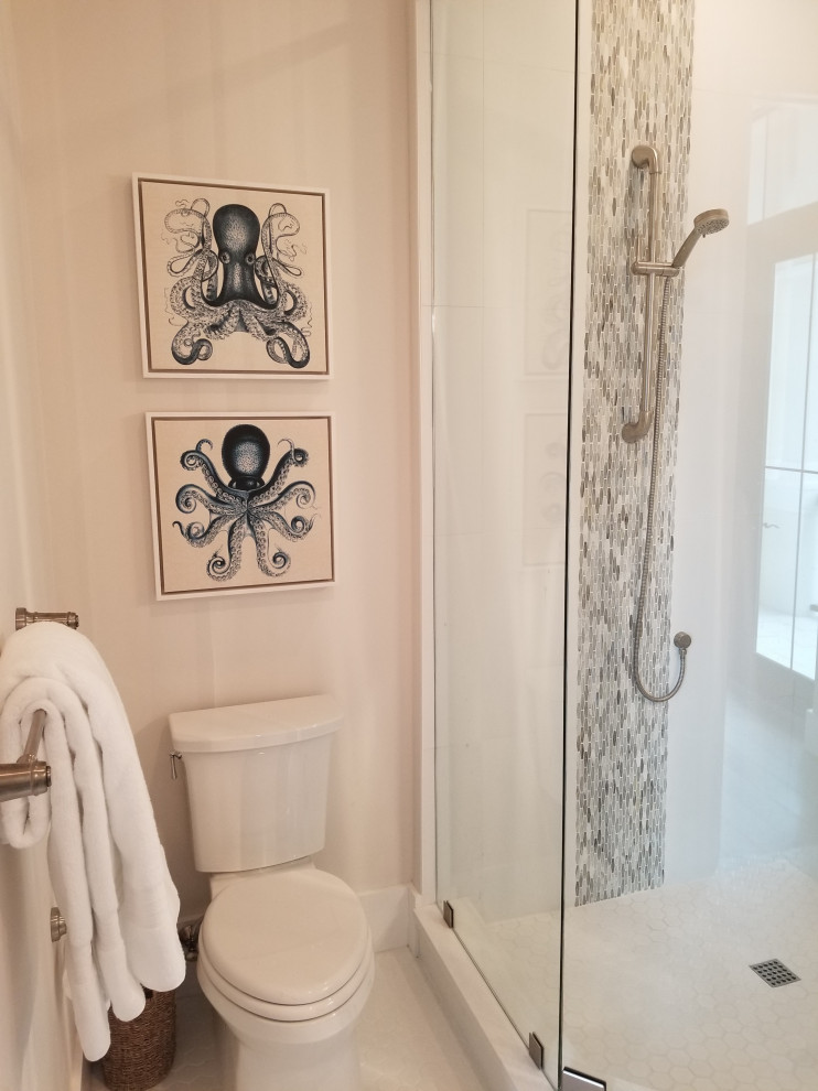 Пример оригинального дизайна: детская ванная комната среднего размера в стиле неоклассика (современная классика) с фасадами с филенкой типа жалюзи, синими фасадами, душем в нише, раздельным унитазом, белой плиткой, керамогранитной плиткой, бежевыми стенами, полом из керамогранита, врезной раковиной, столешницей из искусственного кварца, белым полом, душем с распашными дверями и белой столешницей