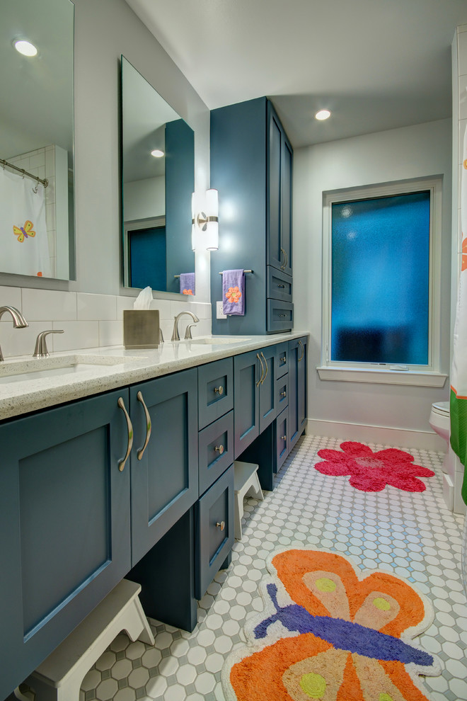 Inspiration pour une salle de bain traditionnelle de taille moyenne pour enfant avec un lavabo encastré, un placard à porte shaker, des portes de placard bleues, un plan de toilette en quartz modifié, un carrelage blanc, un carrelage métro, un mur gris et un sol en carrelage de terre cuite.