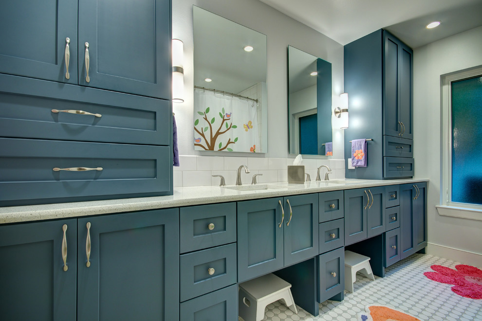 Exemple d'une salle de bain chic de taille moyenne pour enfant avec un lavabo encastré, un placard à porte shaker, des portes de placard bleues, un plan de toilette en quartz modifié, un carrelage blanc, un carrelage métro et un mur gris.