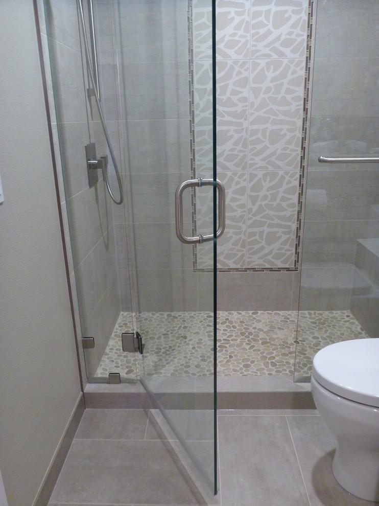 Immagine di una piccola stanza da bagno minimalista con lavabo sottopiano, ante lisce, ante grigie, WC a due pezzi, piastrelle grigie, piastrelle in ceramica, pareti beige e pavimento con piastrelle in ceramica