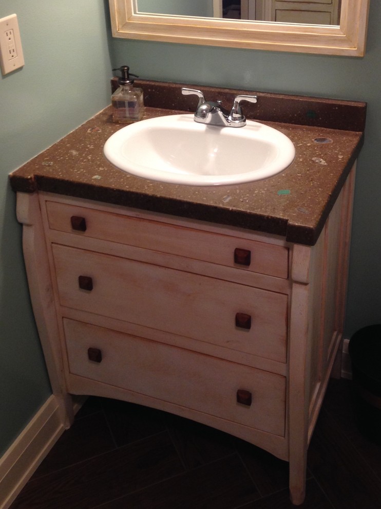 Uriges Badezimmer mit Beton-Waschbecken/Waschtisch und brauner Waschtischplatte in New York