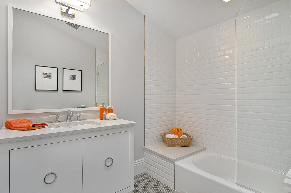 Modelo de cuarto de baño tradicional con baldosas y/o azulejos de cemento