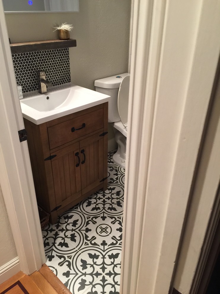 Ejemplo de cuarto de baño infantil rústico pequeño con baldosas y/o azulejos negros, paredes beige y suelo de baldosas de cerámica