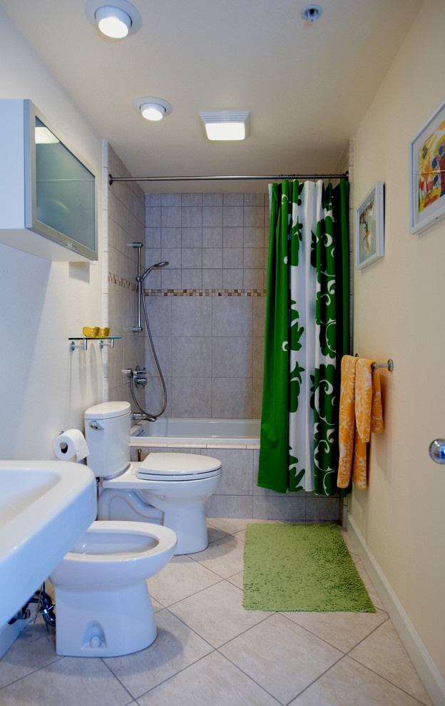 Пример оригинального дизайна: детская ванная комната среднего размера в стиле модернизм с белыми фасадами, бежевой плиткой, керамической плиткой, полом из керамической плитки, стеклянными фасадами и желтыми стенами