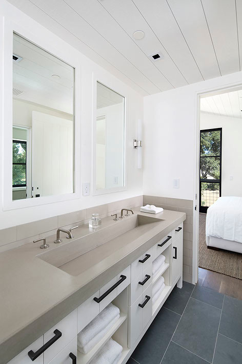 Kleines Country Badezimmer mit weißen Schränken, beigen Fliesen, Keramikfliesen, weißer Wandfarbe, Schieferboden, Trogwaschbecken, Beton-Waschbecken/Waschtisch und grauem Boden in San Francisco
