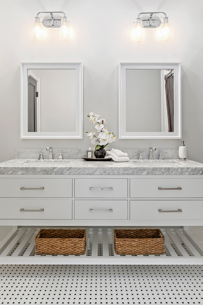 Ejemplo de cuarto de baño tradicional renovado de tamaño medio con armarios tipo mueble, puertas de armario blancas, suelo con mosaicos de baldosas, encimera de mármol y suelo blanco