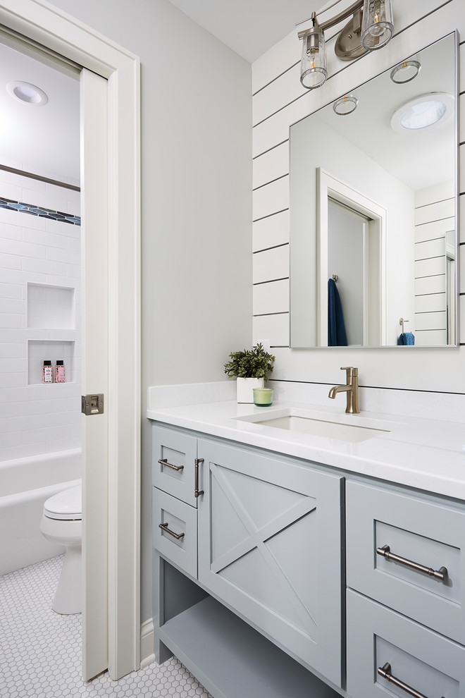 Foto på ett mellanstort vintage vit badrum för barn, med grå skåp, grå väggar, ett undermonterad handfat, bänkskiva i kvartsit, vitt golv, mosaikgolv och skåp i shakerstil