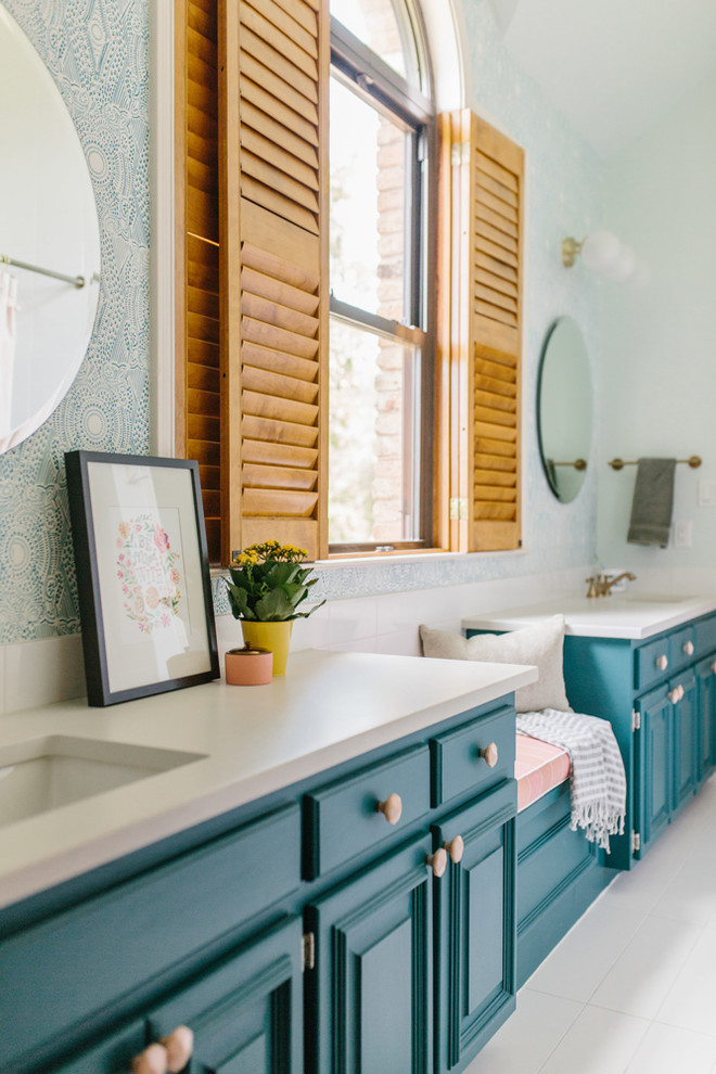 Foto di una stanza da bagno per bambini classica di medie dimensioni con ante con bugna sagomata, ante blu, pareti multicolore, pavimento con piastrelle in ceramica, lavabo sottopiano, top in quarzo composito, pavimento bianco e top bianco