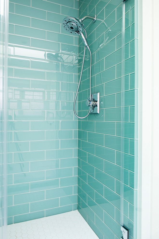 Idee per una stanza da bagno per bambini design di medie dimensioni con piastrelle verdi, piastrelle di vetro, doccia alcova, pareti blu e porta doccia a battente