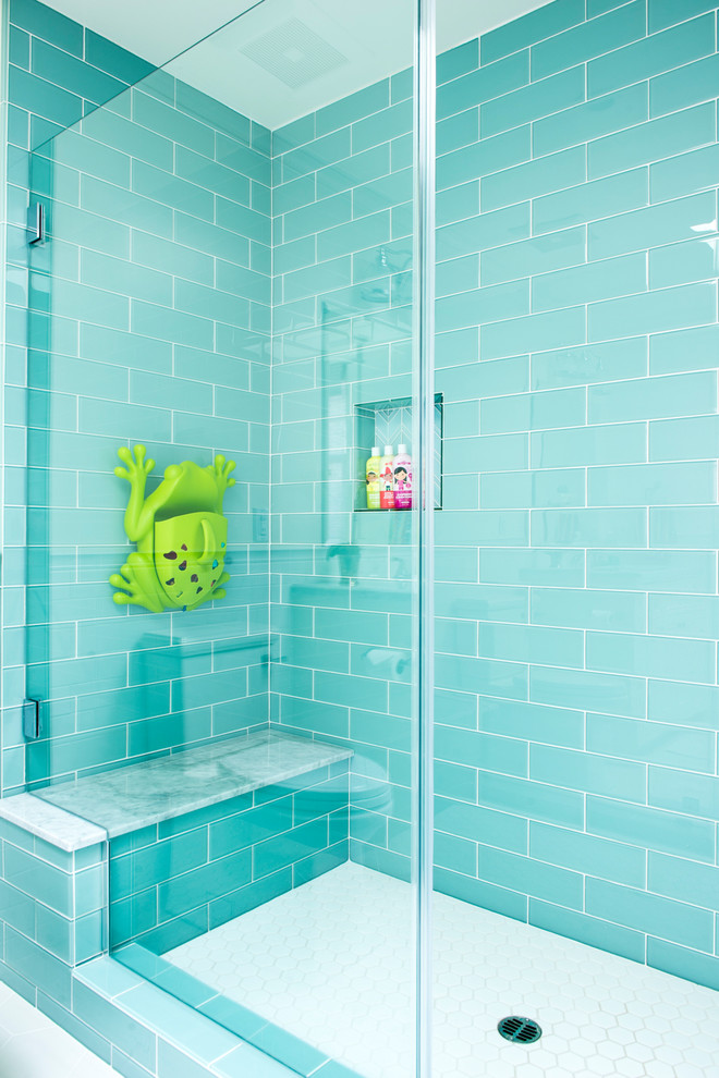 Idée de décoration pour une douche en alcôve design de taille moyenne pour enfant avec un carrelage vert, un carrelage en pâte de verre, un mur bleu, un sol en carrelage de porcelaine, un sol blanc et une cabine de douche à porte battante.