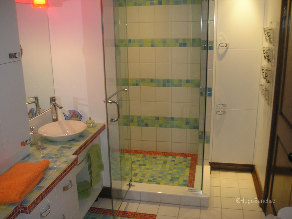 Eclectic bathroom photo in Montreal