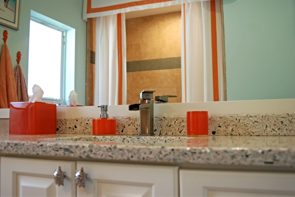 Immagine di una stanza da bagno classica con ante con bugna sagomata, top in vetro riciclato, piastrelle di vetro e pavimento in travertino