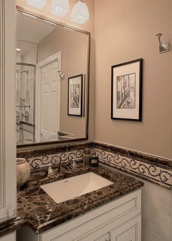 Immagine di una stanza da bagno per bambini chic di medie dimensioni con lavabo sottopiano, consolle stile comò, ante bianche, top in marmo, doccia doppia, piastrelle nere e pareti nere