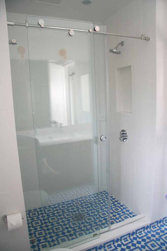 Idées déco pour une salle de bain contemporaine en bois foncé de taille moyenne pour enfant avec une grande vasque, un placard à porte plane, un plan de toilette en surface solide, une douche ouverte, un carrelage bleu, un mur blanc et sol en béton ciré.