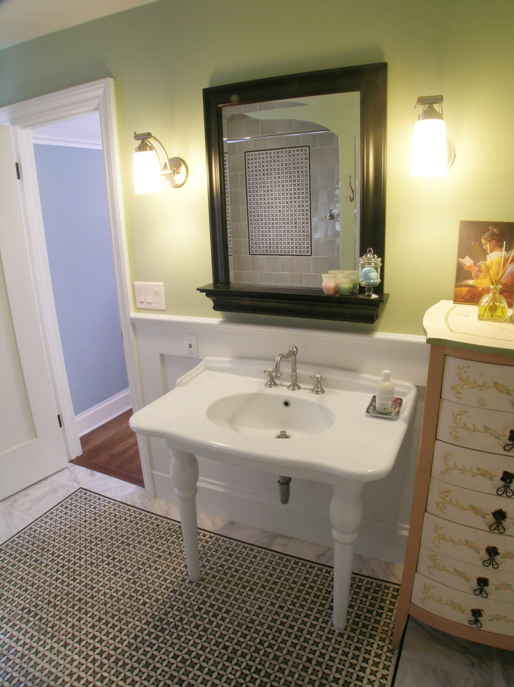 Inspiration för mellanstora klassiska badrum för barn, med bänkskiva i akrylsten, grå kakel, keramikplattor, ett platsbyggt badkar, en dusch/badkar-kombination, ett piedestal handfat, gröna väggar och marmorgolv
