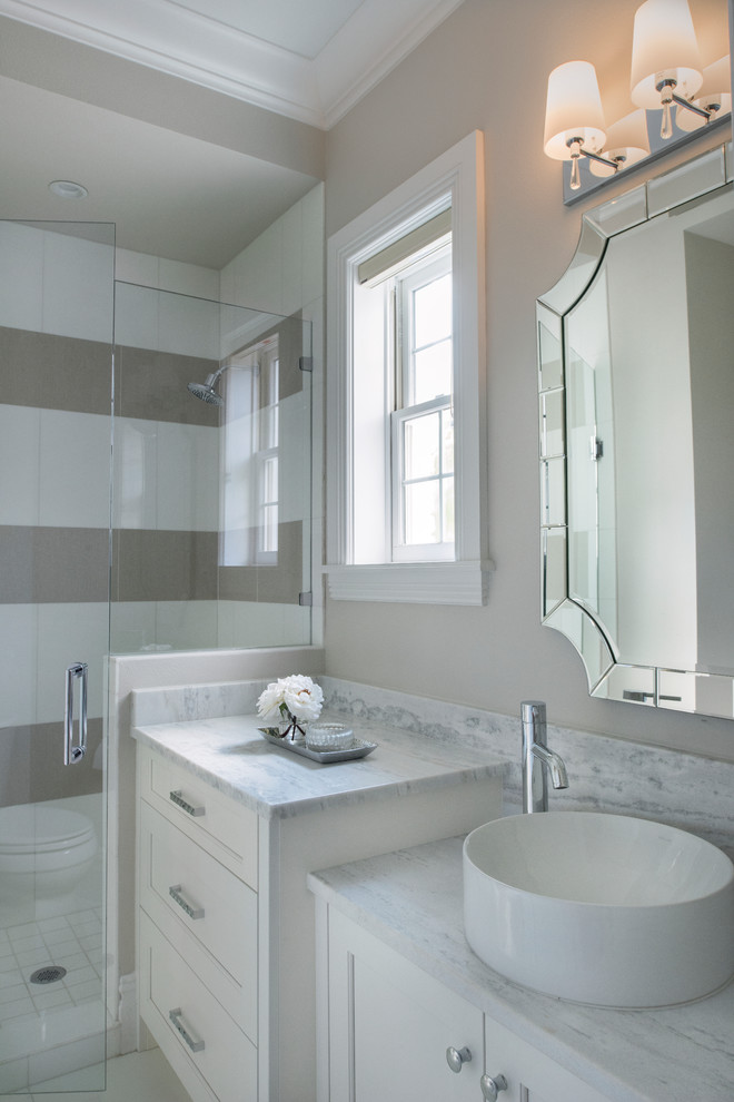 Foto på ett vintage badrum med dusch, med skåp i shakerstil, vita skåp, en dusch i en alkov, beige väggar, ett fristående handfat och dusch med gångjärnsdörr