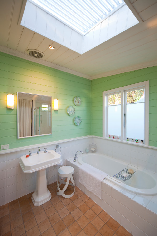 シドニーにあるモダンスタイルのおしゃれな浴室 (ペデスタルシンク、ドロップイン型浴槽、白いタイル、セラミックタイル、緑の壁、セラミックタイルの床) の写真