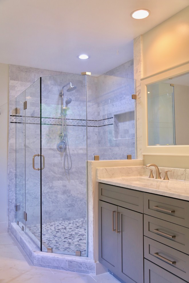 Exempel på ett stort klassiskt en-suite badrum, med skåp i shakerstil, ett platsbyggt badkar, en hörndusch, en toalettstol med separat cisternkåpa, vit kakel, marmorkakel, grå väggar, klinkergolv i keramik, ett undermonterad handfat, marmorbänkskiva, vitt golv och dusch med gångjärnsdörr