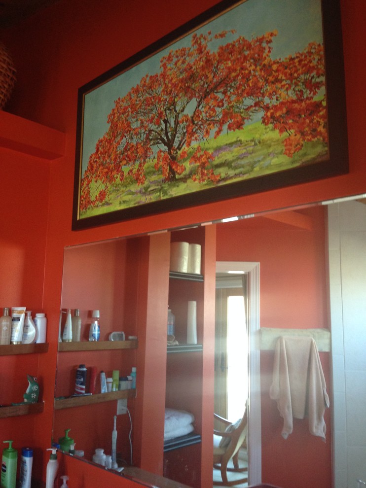 Ispirazione per una stanza da bagno stile marino con pareti arancioni