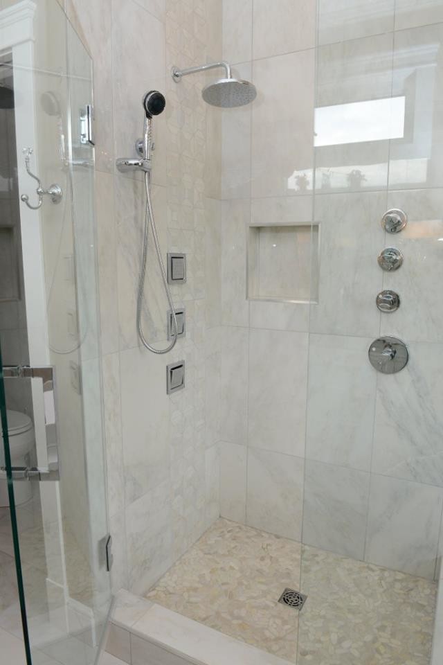 Inredning av ett modernt stort en-suite badrum, med ett fristående handfat, skåp i shakerstil, vita skåp, bänkskiva i kvarts, ett fristående badkar, vit kakel, stenhäll, grå väggar, klinkergolv i keramik och en dusch i en alkov